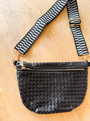 
                  
                    Woven Crossbody Bag ((black))
                  
                