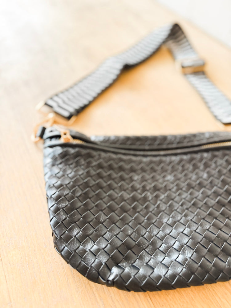 
                  
                    Woven Crossbody Bag ((black))
                  
                