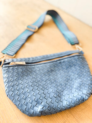 
                  
                    Woven Crossbody Bag ((blue))
                  
                