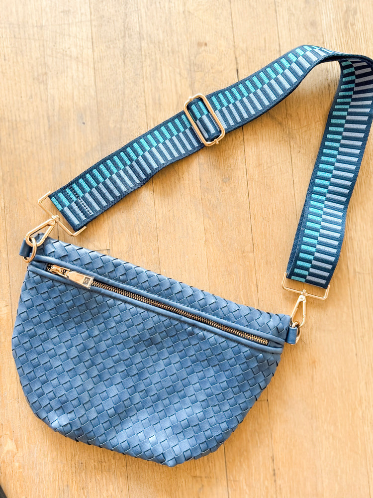 
                  
                    Woven Crossbody Bag ((blue))
                  
                