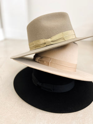
                  
                    Alpenglow Hat ((onyx))
                  
                