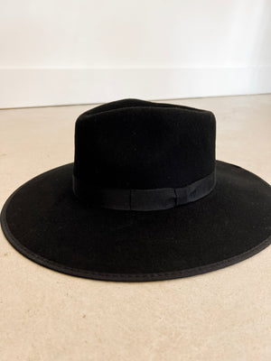 
                  
                    Clover Hat ((black))
                  
                